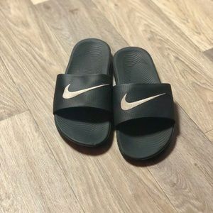 Boys Nike Slides Size 6Y